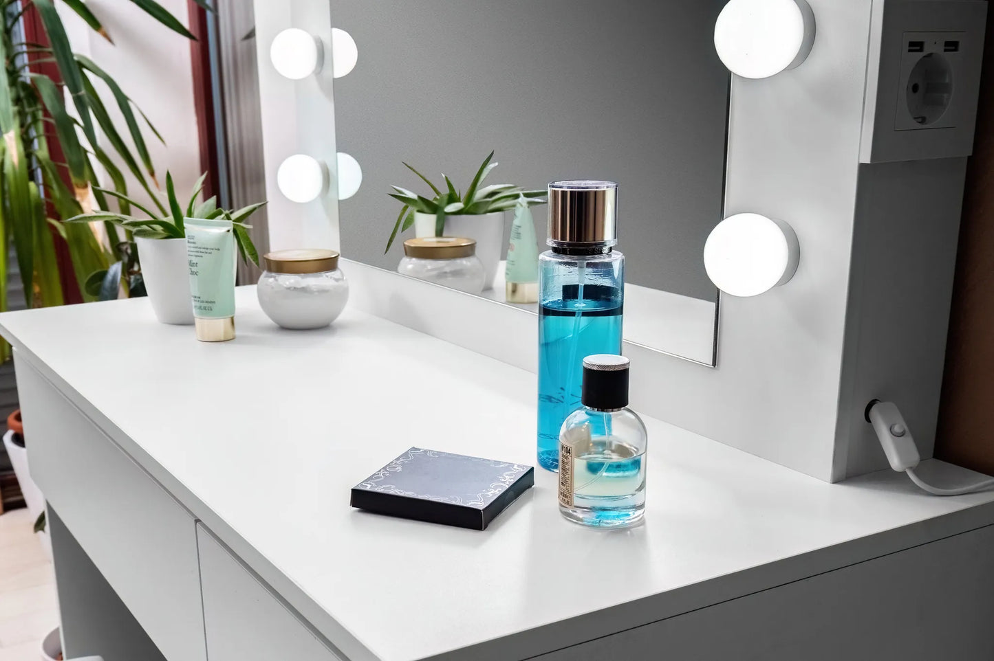 Coiffeuse Aga avec miroir, éclairage LED et tabouret en blanc mat